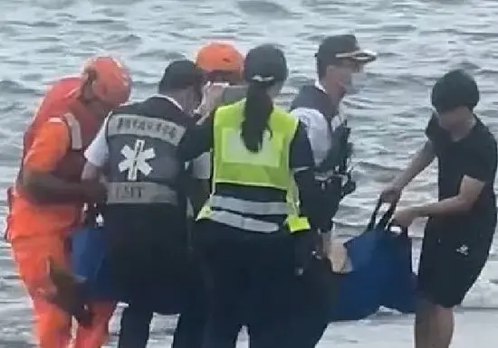 老翁戲水遭野狗追咬致死！　兒怒控：有人棄養整車大型犬於沙灘