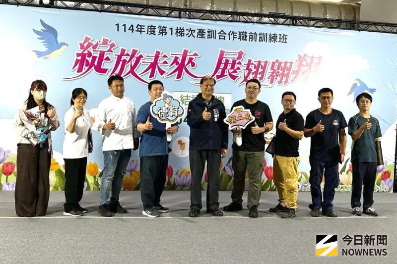 ▲高雄市政府勞工局舉辦產訓合作職前訓練班結訓儀式，由勞工局局長江健興(中)頒獎表揚績優學員。(圖／記者黃守作攝，2025.07.04)
