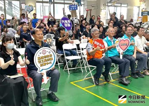 ▲高雄市政府勞工局舉辦產訓合作訓練班結訓儀式，由勞工局局長江健興(左2)主持。(圖／記者黃守作攝，2025.07.04)