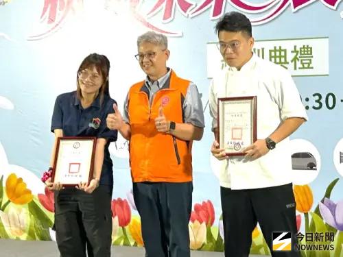 ▲高雄市政府勞工局舉辦產訓合作訓練班結訓儀式，由勞工局訓練就業中心主任宋世宏(中)頒獎表揚績優學員。(圖／記者黃守作攝，2025.07.04)