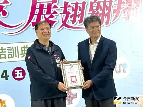 ▲右達汽車公司捐贈汽車維護裝修訓練用汽車，給勞工局訓練就業中心，由局長江健興(左)代表受贈，並致送感謝狀，由右達汽車公司副董事長蔡松興(右)代表接受。(圖／記者黃守作攝，2025.07.04)