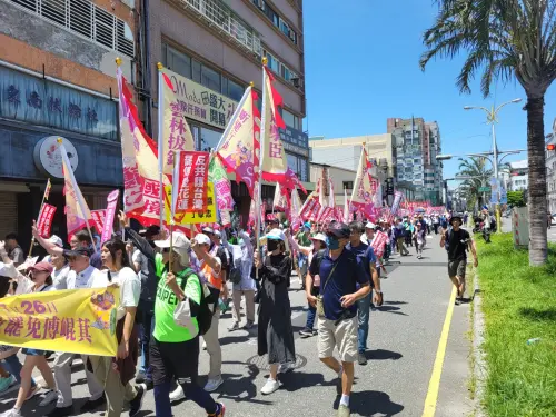 ▲鄉親頂著炙熱天氣，高喊罷免傅崐萁。（圖／記者陳佩君攝，2025.07.04）