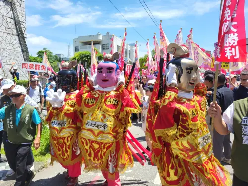 ▲罷免隊伍請來三太子炒熱氣氛。（圖／記者陳佩君攝，2025.07.04）