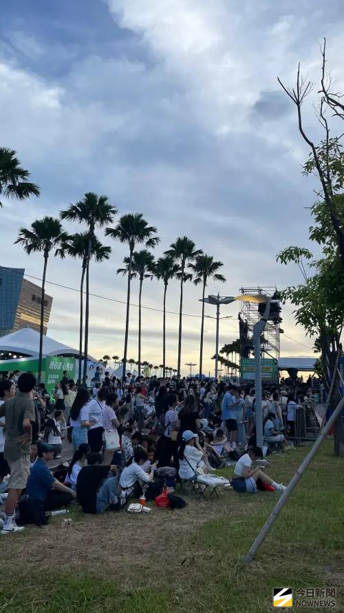 ▲高雄啤酒節首日截至晚上8點半，已超過2萬人入場，超級搖滾區已擠爆，後面區域也滿滿都是人。（圖／記者陳雅蘭攝）