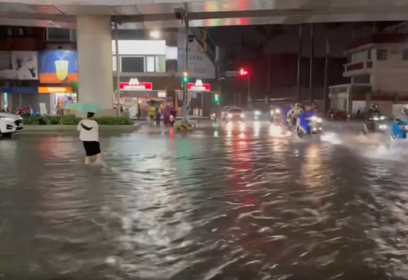 ▲台中市晚間出現短時間強降雨，導致旱溪夜市、文心路等多地區積、淹水情況嚴重。（圖／翻攝自Threads）