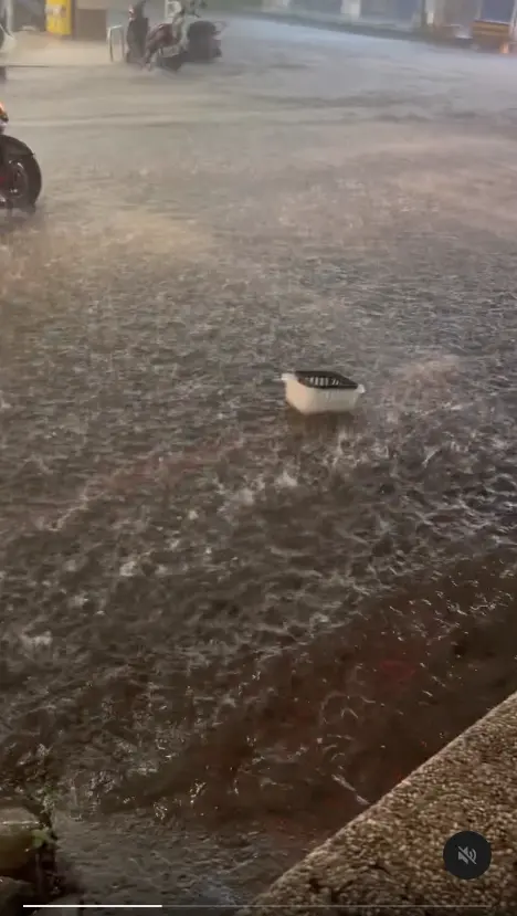 ▲台中文心路淹水。(圖/翻攝自Threads) ▲台中文心路淹水。(圖/翻攝自Threads)