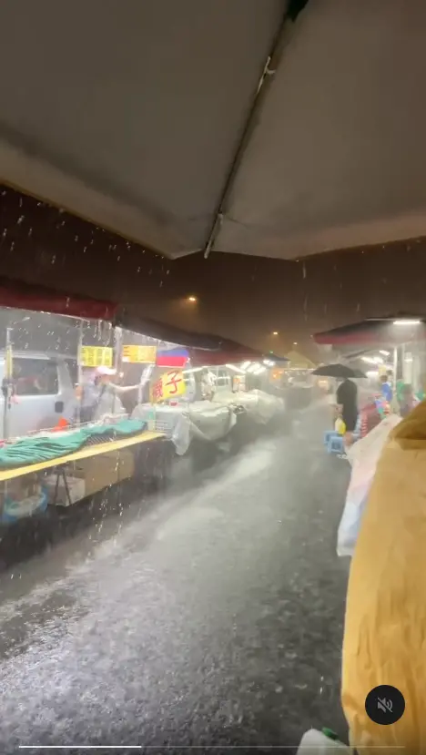 ▲台中文心路淹水。(圖/翻攝自Threads) ▲台中文心路淹水。(圖/翻攝自Threads)