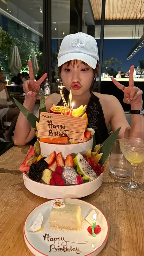 ▲愛莉莎莎近日飛往美國躲避世界末日,未料在機上反而遭遇惡臭與怪人,這趟旅程反而更像末日。(圖/翻攝自愛莉莎莎IG) ▲愛莉莎莎近日飛往美國躲避世界末日,未料在機上反而遭遇惡臭與怪人,這趟旅程反而更像末日。(圖/翻攝自愛莉莎莎IG)