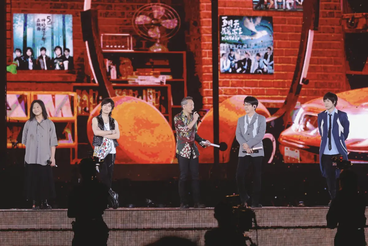 ▲五月天（如圖）今（4）日第4天登上台北大巨蛋開唱，金曲歌王蕭煌奇現身台下觀眾席，瑪莎忍不住問「怎麼會在一般觀眾席？」蕭煌奇自嘲，「我坐在哪聽你們演唱會不都一樣？」地獄哏再現，為演唱會增添不同趣味。（圖／相信音樂提供）