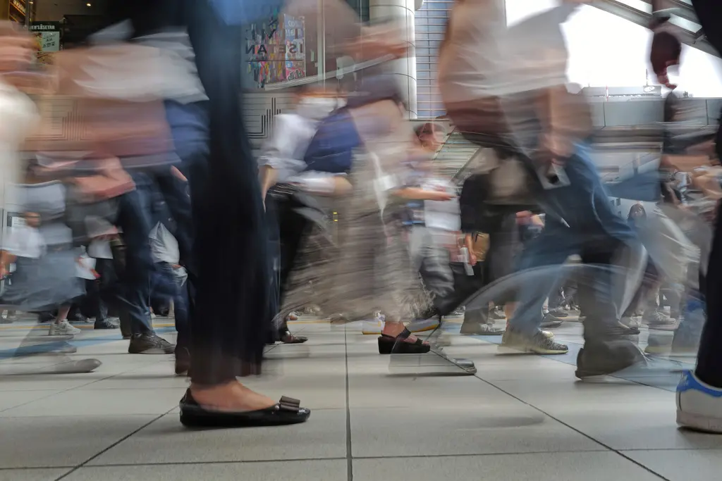 ▲中國駐日本大使館今（4）晚發布通知，提醒在日中國公民「防範自然災害」。圖為東京品川車站人潮。（圖／美聯社／達志影像）