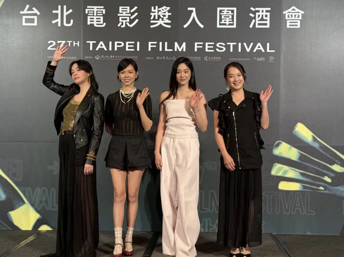 ▲張榕容（左起）、夏于喬、江齊、高伊玲都入圍今年台北電影獎的最佳女主角，在入圍酒會上大夥兒反而是聊起「7月5日末日」話題，張榕容邀家住得近的夏于喬來避難，還稱自己早就準備好避難包，裡面還有食物與水外，還有美金跟黃金。（圖／記者蘇詠智攝）