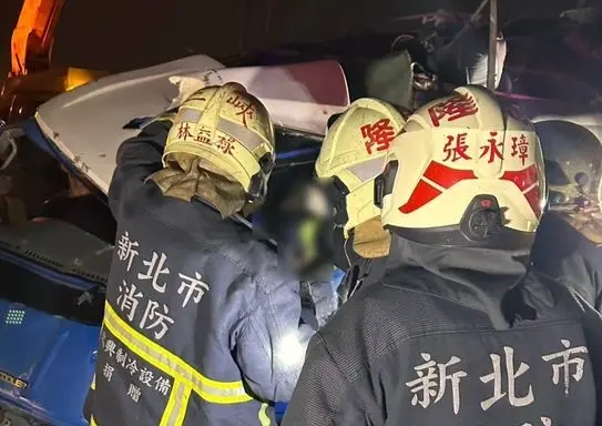 國道3號土城段小貨車翻覆　七旬駕駛受困搶救近1小時仍不治