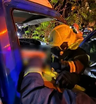 ▲ 4日晚間國3發生一起小貨車翻覆意外，一名七旬男駕駛送醫搶救。（圖／翻攝畫面）