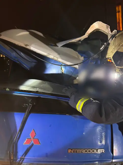 ▲ 4日晚間國3發生一起小貨車翻覆意外，一名七旬男駕駛送醫搶救。（圖／翻攝畫面）