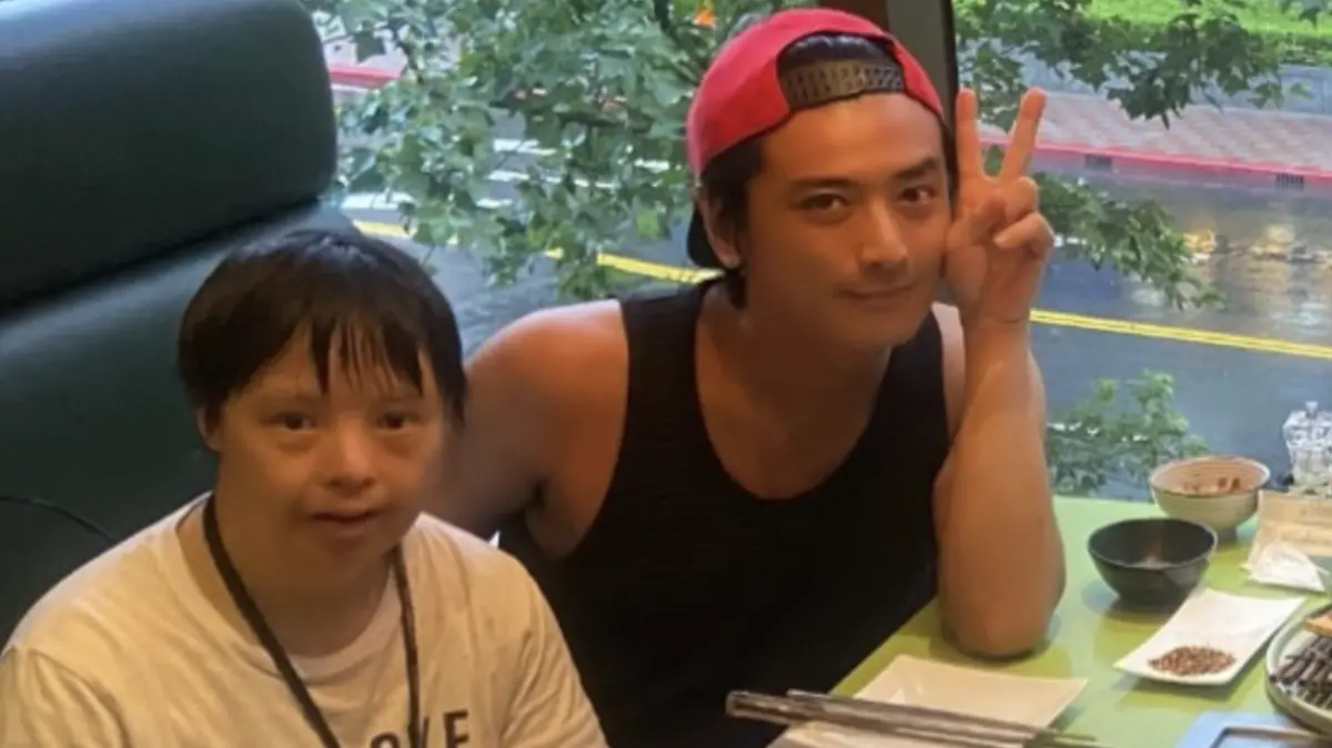 ▲Energy才於上月28日奪下金曲獎，今（4）日晚間成員Toro（右）傳來壞消息，罹患唐氏症的阿姨在本月1日離世，透過社群寫下1147字長文向其道別。（圖／翻攝自Toro IG）