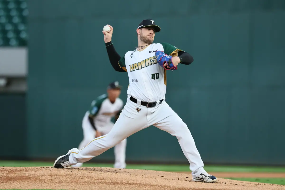 ▲台鋼雄鷹洋投後勁繳出7局僅被敲1安無失分完美發揮，搭配打線奧援8分，拿下跨季21連勝，正式追平中職傳奇投手「嘟嘟」潘威倫的投手連勝紀錄。（圖／台鋼雄鷹提供）