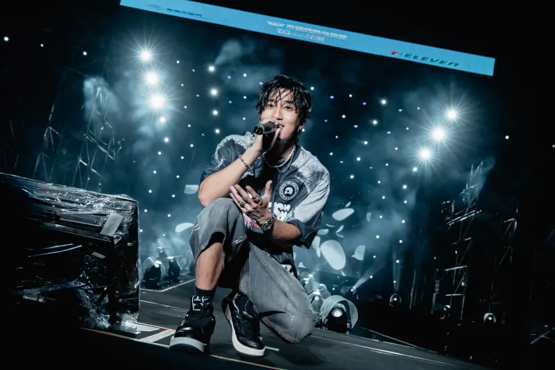 ▲因為陳零九閃兵案的關係，「五堅情」宣布休團，所以今天的「高雄啤酒節」上，邱鋒澤、黃偉晉、賴晏駒（小賴）、婁峻碩（如圖）通通分開表演。（圖／寬寬整合行銷）