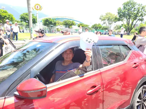 ▲路過的民眾，拿著大罷免大成宮的帽子力挺。（圖／記者陳佩君攝，2025.07.04）