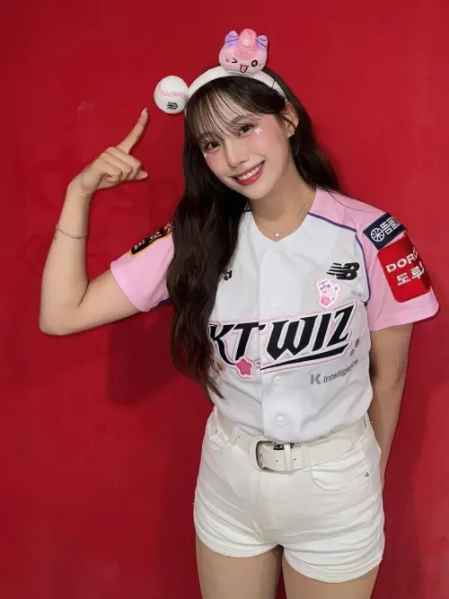 ▲李瑞允不僅從小就開始跳啦啦隊，長大後更是當過跆拳道國手、經紀公司練習生，如今成為職棒應援舞台啦啦隊成員，她在接受《NOWNEWS今日新聞》專訪時，坦言自己不排斥到海外發展，也希望能到台灣做交流，直言：「我的舞台不設限！」（圖／翻攝自李瑞允IG）