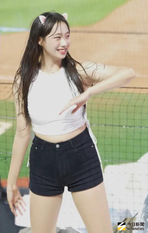 ▲李瑞允直言自己還年輕，所以有很多體力，在生日前夕球場因雨暫停一個半小時，她仍在雨中賣力熱舞，為球隊勝利應援。（圖／記者張一笙攝）