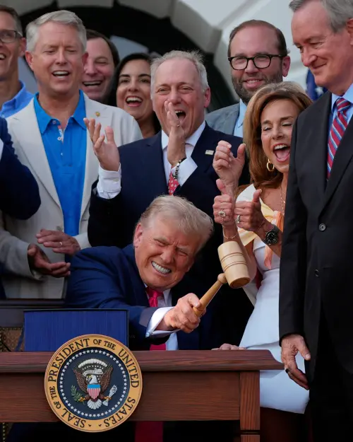 ▲川普在正式簽署法案後,接過眾議長強生遞來的槌子,賣力的敲了敲桌子。(圖/美聯社/達志影像) ▲川普在正式簽署法案後,接過眾議長強生遞來的槌子,賣力的敲了敲桌子。(圖/美聯社/達志影像)