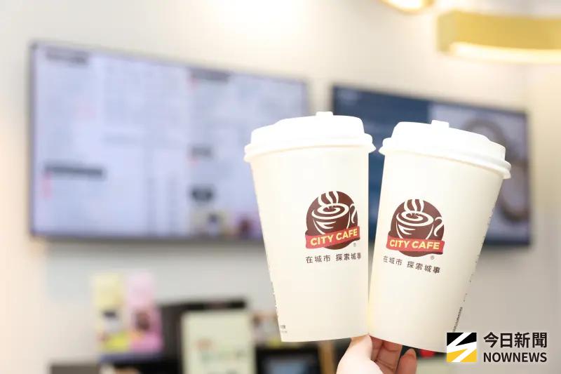 ▲ 薇帕颱風準備發布海上警報，超商防颱咖啡優惠包，7-11今起有水果冰磚美式買2送2，還有冰淇淋紅茶也買2送2。（圖／記者陳明安攝）