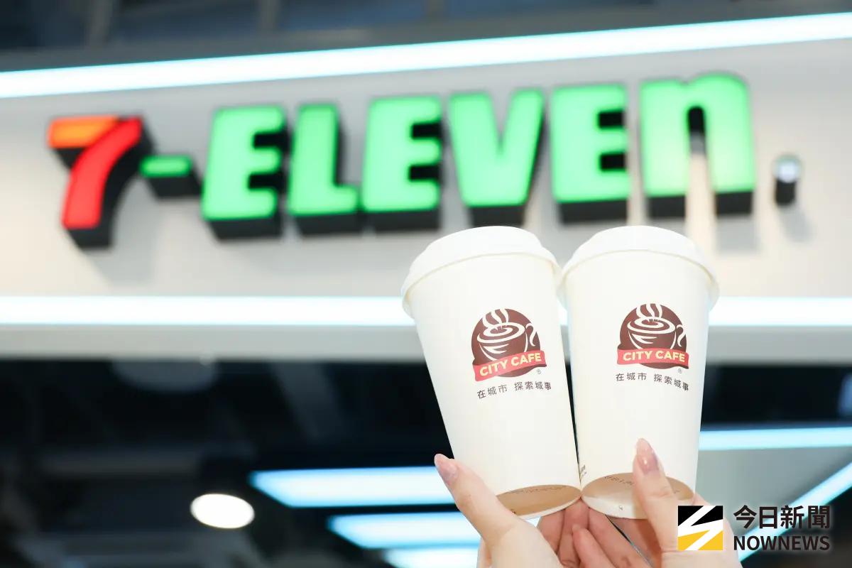 ▲本周咖啡優惠出爐，7-11咖啡直逼半價，「LINE禮物」也有 7-11飲品買一送一；路易莎咖啡會員限時第2杯半價，等於大杯美式35元；持uniopen聯名卡享星巴克買一送一。（圖／記者陳明安攝）