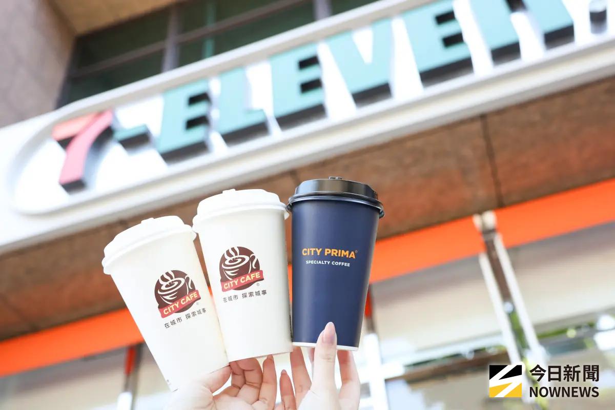 ▲周一開工咖啡優惠，7-11咖啡雙11優惠開跑了，特大杯美式買11送11，「LINE禮物」另有7-11咖啡買一送一電子票券；星巴克買一送一指定支付爽喝。（圖／記者陳明安攝）