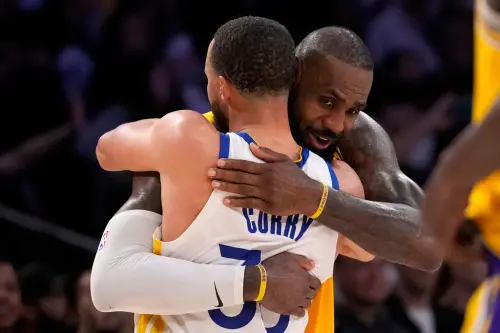 ▲洛杉磯湖人球星「詹皇」LeBron James選擇在球場外換上高爾夫裝備，度過他的夏日假期。雖然他的揮桿動作還顯生疏，但他在社群媒體上分享初嘗高球樂趣的影片，引起了不少NBA好友的互動與玩笑。高爾夫球高手Stephen Curry歡迎他的加入。（圖／美聯社／達志影像）