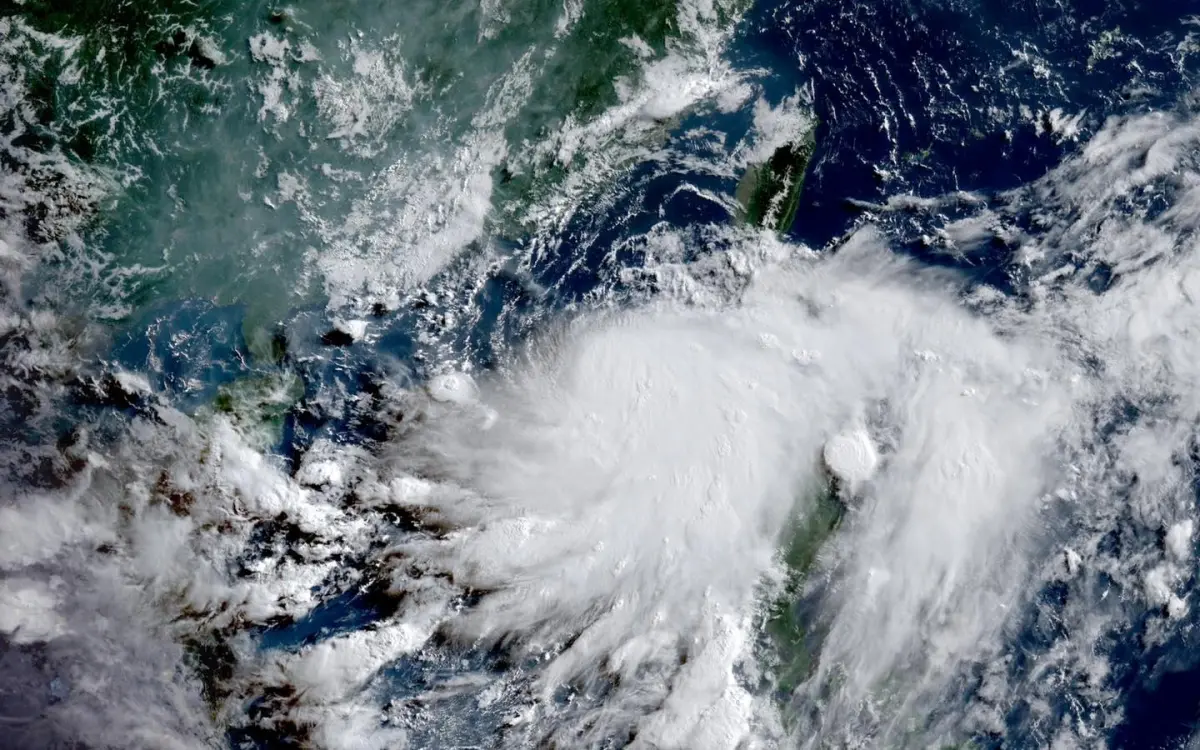 ▲丹娜絲颱風體型巨大，且對流發展很旺盛，將替台灣帶來明顯風雨。（圖／「台灣颱風論壇｜天氣特急」臉書）