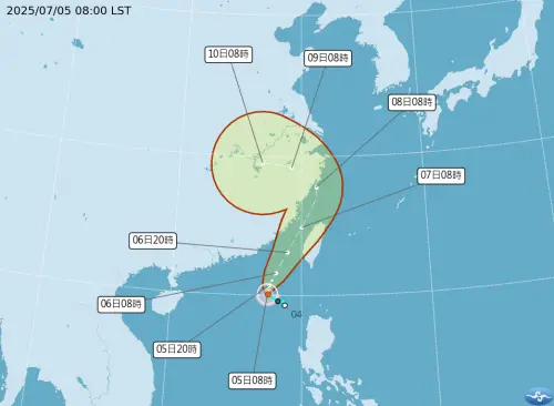▲丹娜絲颱風最新路徑，預估颱風還是會從台灣海峽北上經過，氣象署今早首發海上警報，預估深夜發布陸上警報。（圖/中央氣象署）