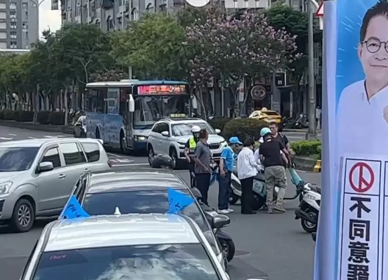▲台中市長盧秀燕陪國民黨立委賴士葆車隊掃街，遇到機車擦撞，立即下車關心。（圖／何哲欣攝，2025.07.05）