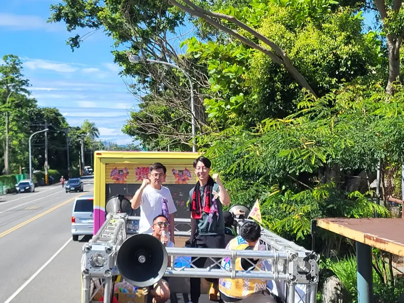 ▲吳崢、卓冠廷帶領車隊向前行。(圖/記者陳佩君攝,2025.07.05)