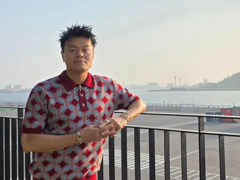 JYP朴軫永粉紅透視裝開唱！褲子竟跳到破　粉絲歪樓：好像辦桌巾