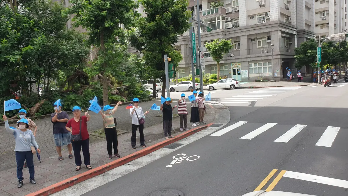 ▲盧秀燕陪同賴士葆掃街，但台北街頭氣溫飆破30度，路上只見少數死忠的支持者不畏高溫出面相挺。（圖／何哲欣攝，2025.07.05）