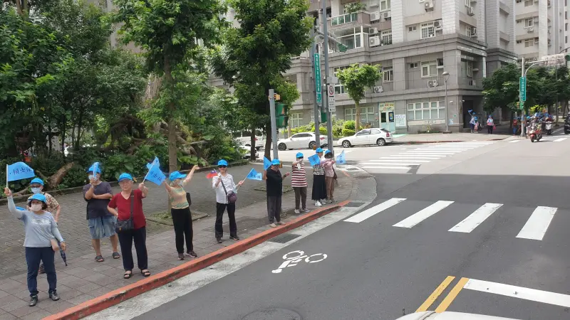 ▲盧秀燕陪同賴士葆掃街，但台北街頭氣溫飆破30度，路上只見少數死忠的支持者不畏高溫出面相挺。（圖／何哲欣攝，2025.07.05）