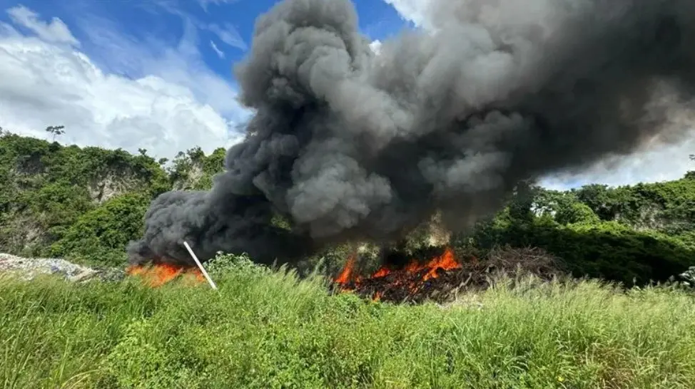 ▲台東縣卑南鄉垃圾掩埋場發生大火，現場傳出陣陣濃煙。（圖／翻攝畫面）
