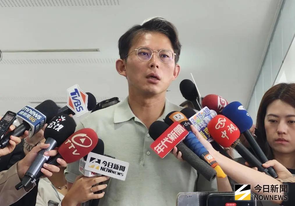 ▲民眾黨主席黃國昌出席國民黨立委羅智強新書《護民主・反惡罷》發表會，並受訪。（圖／記者吳翊緁攝，2025.07.05）