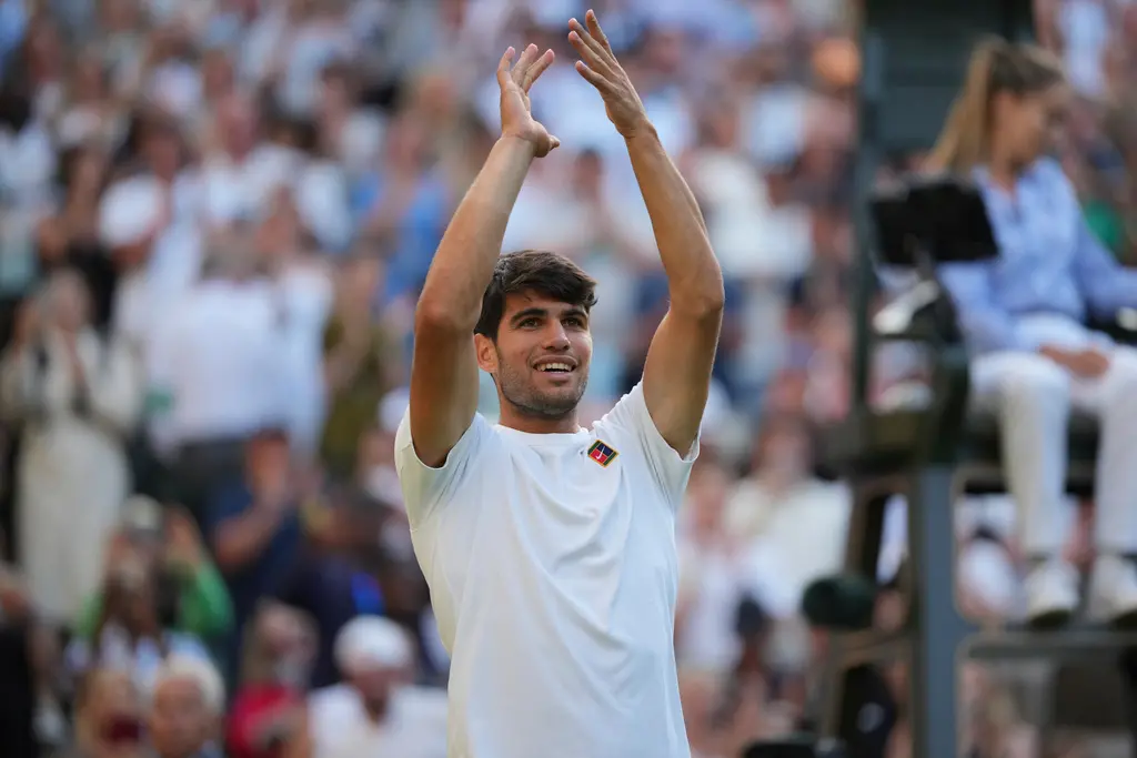 ▲西班牙網壇新星Carlos Alcaraz於本屆溫布頓網球錦標賽再度展現王者氣勢，今（9）日以6：2、6：3、6：3擊敗地主選手Cameron Norrie，連續第3年挺進4強。（圖／美聯社／達志影像）