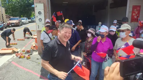 張峻 ▲罷團車隊行經張峻服務處,張峻也現身力挺。(圖/記者陳佩君攝,2025.07.05)