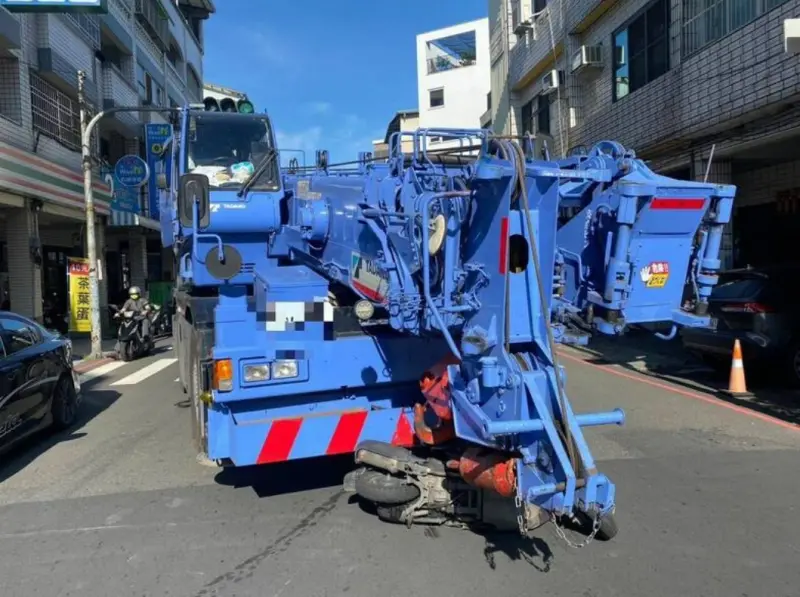 驚悚畫面曝！屏東大型吊車路口撞機車　路人救援瞬間逃死劫