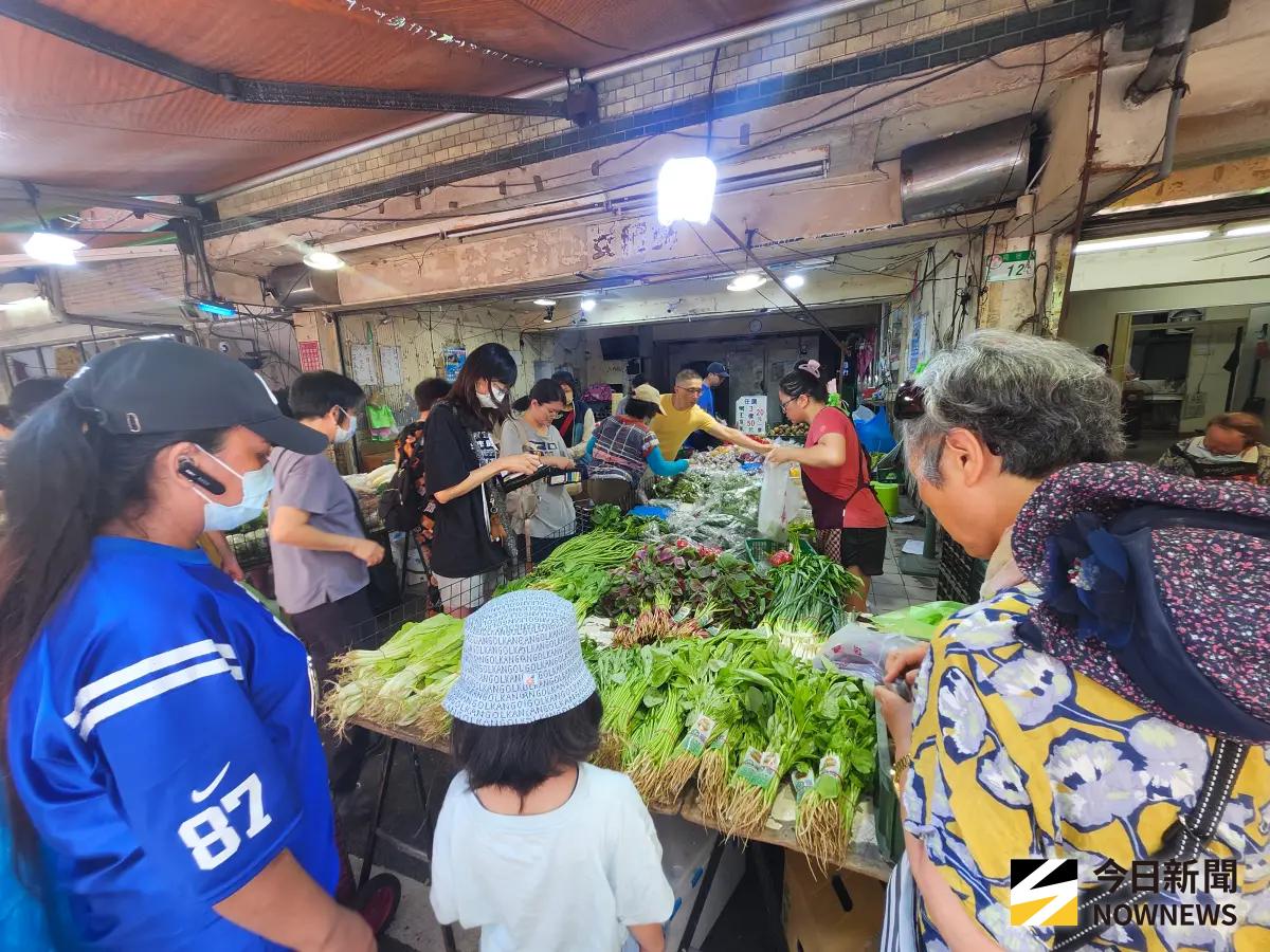 ▲丹娜絲已發布海警，不過菜價沒有明顯波動，主要是風雨還沒進來，民眾沒有大量囤菜，供貨充足的情況下價格就不會飆漲太多。（圖／記者吳翊緁攝）
