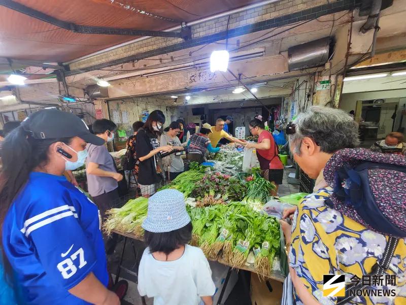 ▲丹娜絲已發布海警，不過菜價沒有明顯波動，主要是風雨還沒進來，民眾沒有大量囤菜，供貨充足的情況下價格就不會飆漲太多。（圖／記者吳翊緁攝）