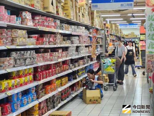 颱風天不再搶泡麵了！台灣人改瘋這碗：40年沒變過、外國人也上癮
