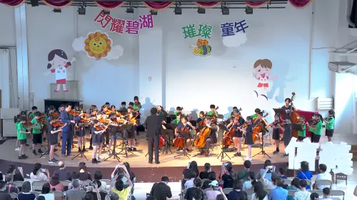 ▲信義房屋攜手TMAF三位大師進入社區演出，林士凱與陳世霖更與碧湖國小弦樂團驚喜合奏火焰之舞，獲得全場熱烈掌聲。（圖／信義房屋提供）