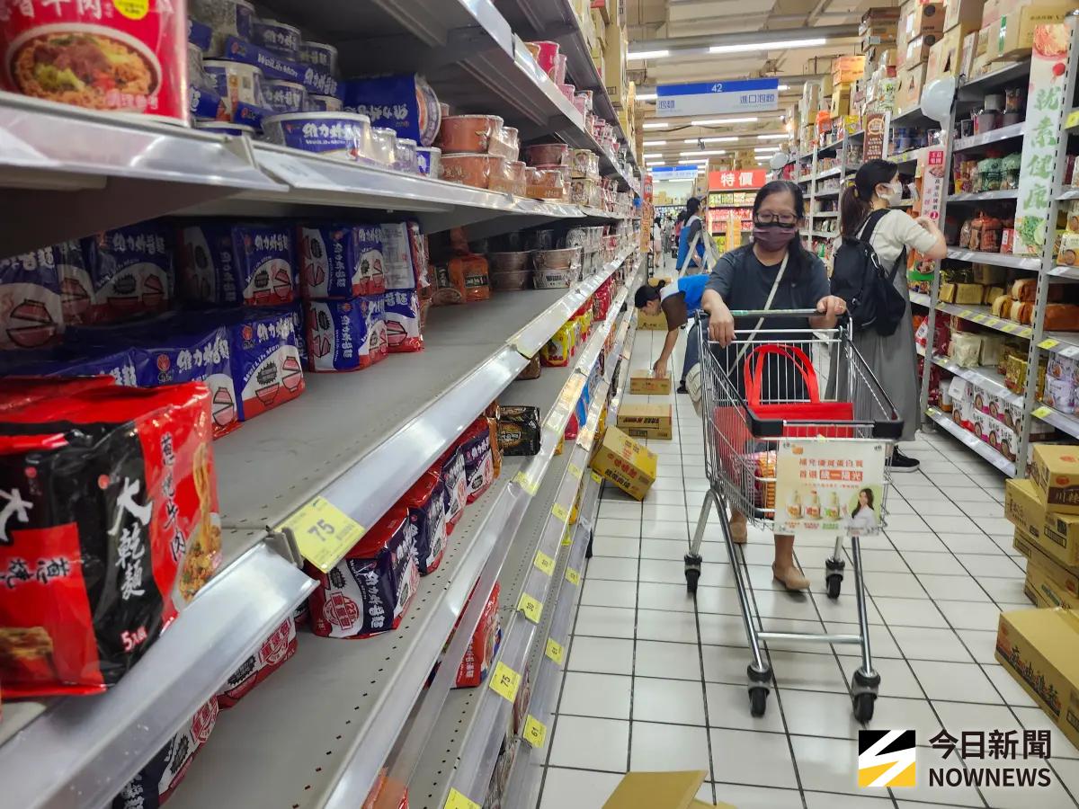 ▲受丹娜絲颱風影響13縣市停班停課，民眾趕往超市或賣場購買泡麵等物資，卻意外目睹颱風天「最難吃泡麵」留在架上，但近幾年廠商動手大改版，就連名廚詹姆士也讚爆。(圖/記者吳翊緁攝)