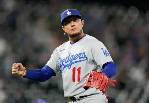 ▲道奇被太空人打爆，內野手Miguel Rojas披掛上陣登板投球，成功無失分退場，連山本由伸都忍不住替他鼓掌。（圖／美聯社／達志影像）