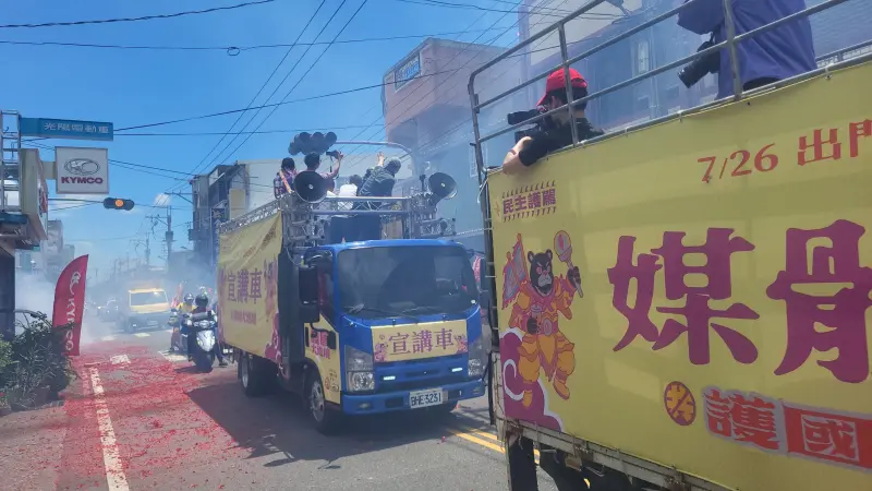 ▲罷團車隊行經張峻服務處，民眾放鞭炮歡迎。（圖／記者陳佩君攝，2025.07.05）