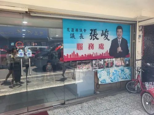 ▲罷團車隊行經張峻服務處，民眾放鞭炮。（圖／記者陳佩君攝，2025.07.05）