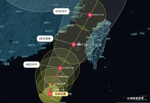 ▲丹娜絲颱風強度仍在持續提升，有機會達到「中度颱風下限」，路徑以「通過台灣海峽」的機率最高。（圖／中央氣象署）